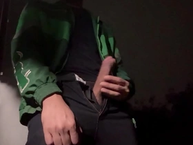 Public solo jerk off session ends up in a facial