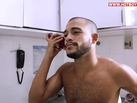 Muscular hunk gets his ass fucked hard for a perfect workout