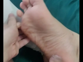 Twink’s foot fetish: Sensual play with a slippery cock
